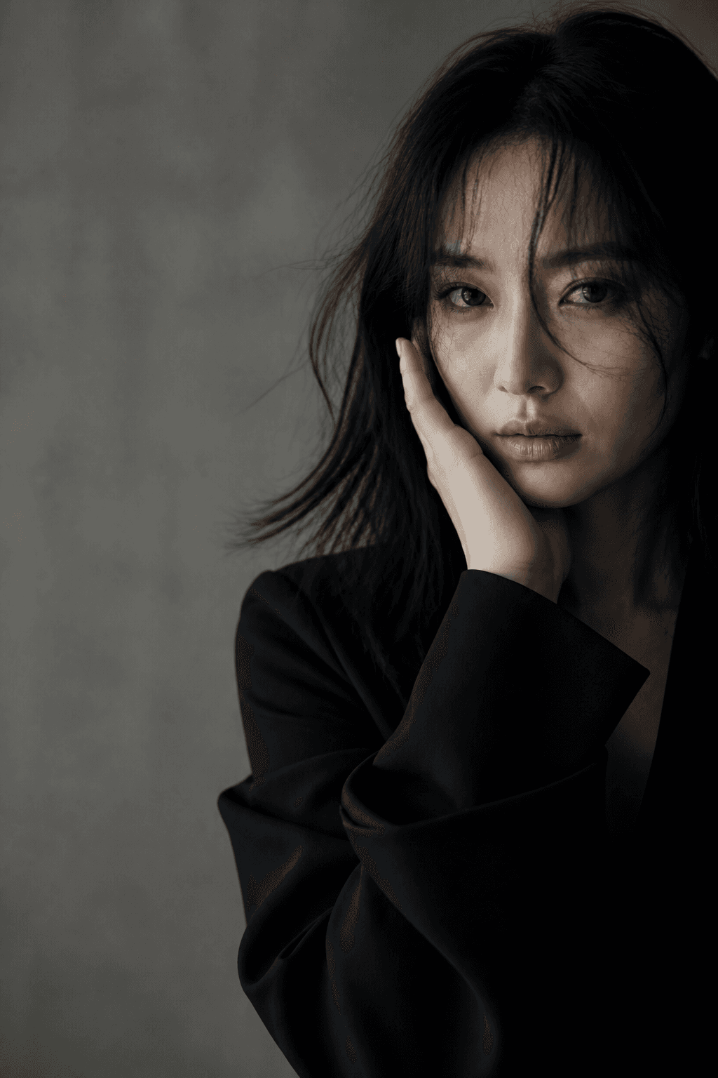 검은 의상을 입은 성인 한국 여성의 패션 에디토리얼 인물 사진
